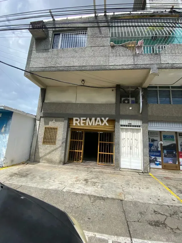 En venta apartamento y local con alto potencial comercial