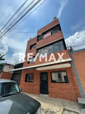 En venta Edificio comercial en La Candelaria revestido en tablillas a 1 cuadra de La Guairita.