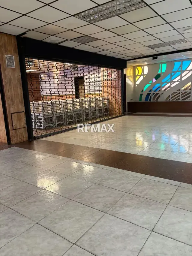 En Venta Amplio Local Comercial en la Urbina