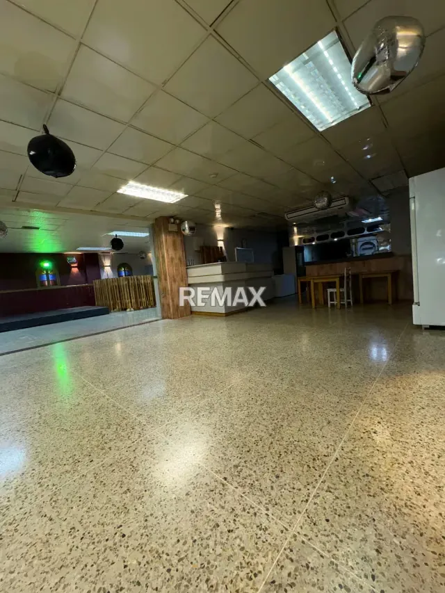 En Venta Amplio Local Comercial en la Urbina - 4