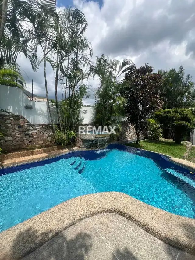 Exclusiva Casa en El Castaño de Lujo, Confort y Vista a la Montaña