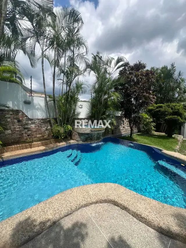 Exclusiva Casa en El Castaño de Lujo, Confort y Vista a la Montaña