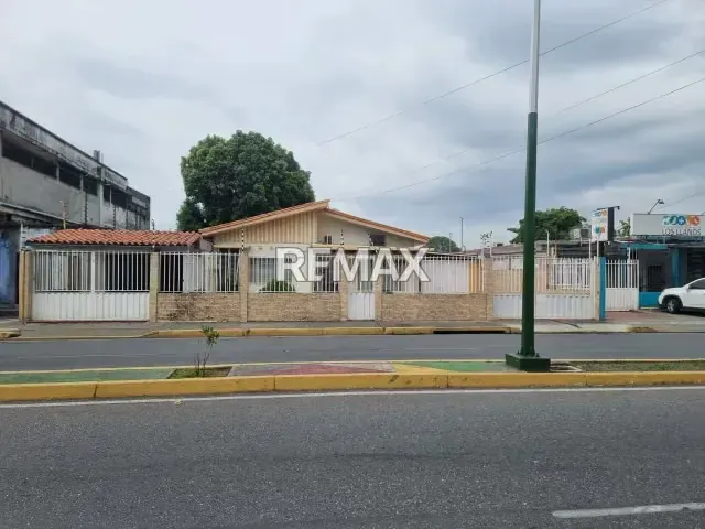 EN VENTA ESPACIOSA CASA CON LOCAL COMERCIAL EN EXCELENTE UBICACIÓN