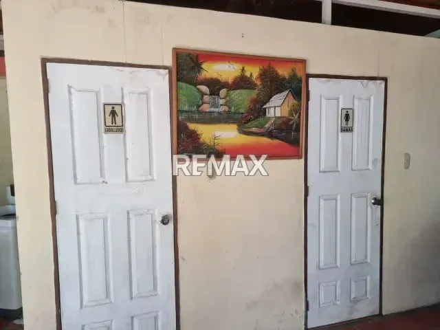 EN VENTA ESPACIOSA CASA CON LOCAL COMERCIAL EN EXCELENTE UBICACIÓN - 11