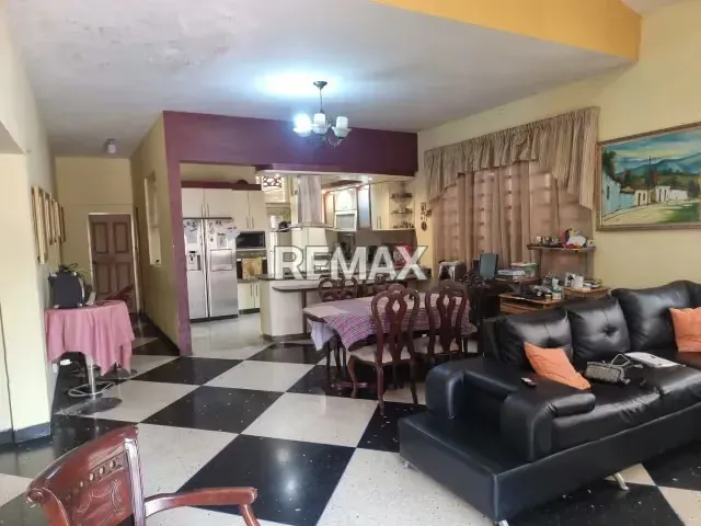 EN VENTA ESPACIOSA CASA CON LOCAL COMERCIAL EN EXCELENTE UBICACIÓN - 12