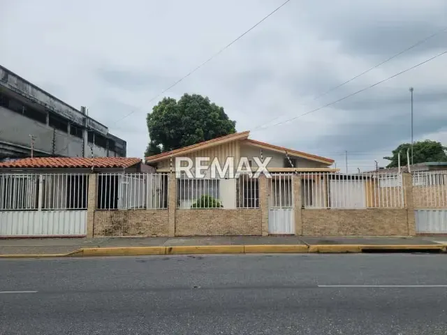 EN VENTA ESPACIOSA CASA CON LOCAL COMERCIAL EN EXCELENTE UBICACIÓN - 2