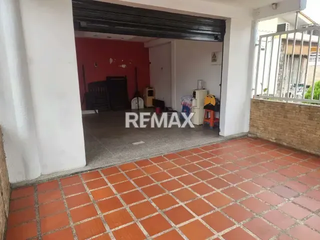 EN VENTA ESPACIOSA CASA CON LOCAL COMERCIAL EN EXCELENTE UBICACIÓN - 4