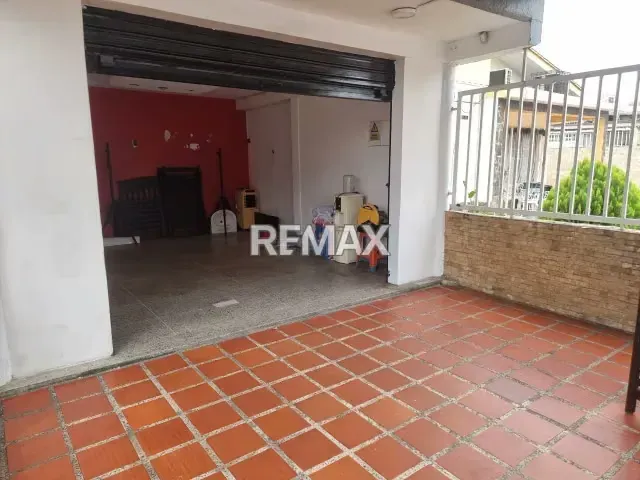 EN VENTA ESPACIOSA CASA CON LOCAL COMERCIAL EN EXCELENTE UBICACIÓN - 5