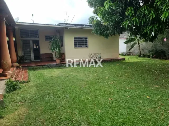EN VENTA ESPACIOSA CASA CON LOCAL COMERCIAL EN EXCELENTE UBICACIÓN - 10