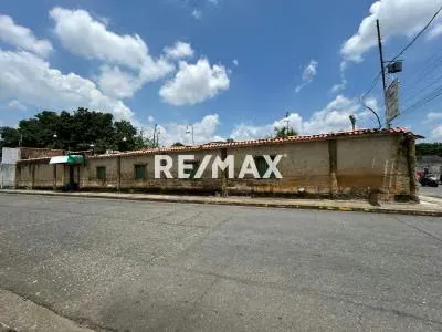 ¡ VENDO ATRACTIVO TERRENO CON BIENHECHURIAS !