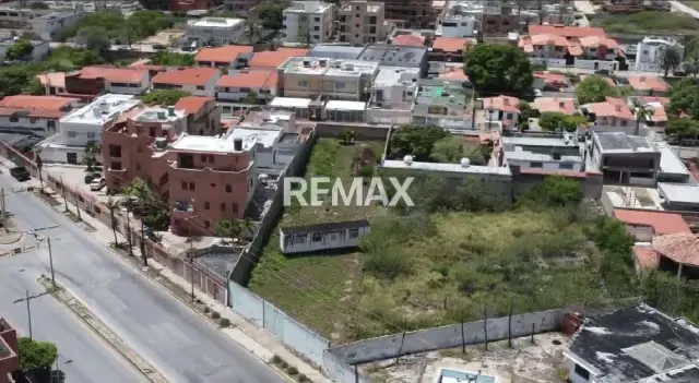 Gran oportunidad de inversión en la isla de Margarita Terreno en importante avenida en el sector Sabanamar. - 13