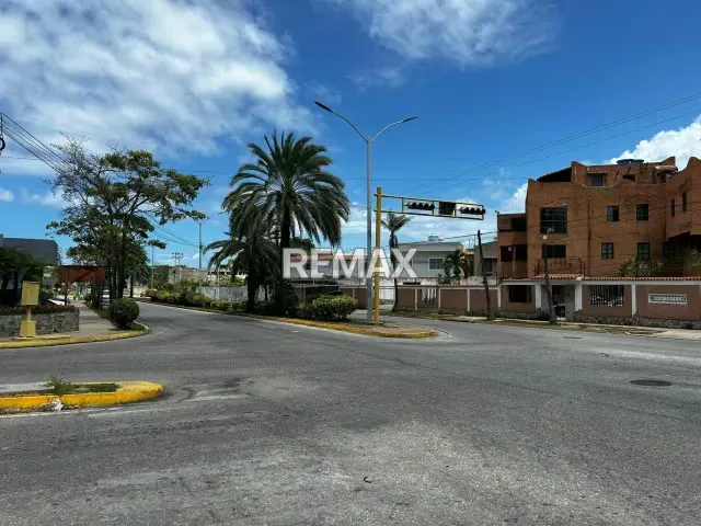 Gran oportunidad de inversión en la isla de Margarita Terreno en importante avenida en el sector Sabanamar. - 15