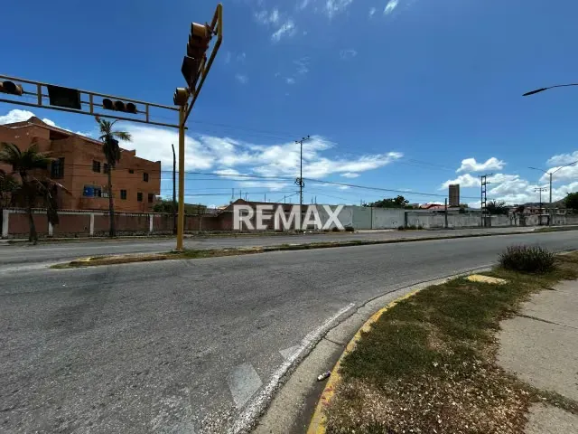 Gran oportunidad de inversión en la isla de Margarita Terreno en importante avenida en el sector Sabanamar. - 16