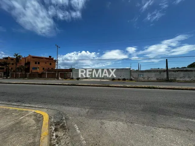 Gran oportunidad de inversión en la isla de Margarita Terreno en importante avenida en el sector Sabanamar. - 17
