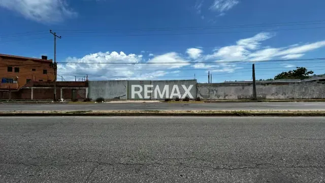 Gran oportunidad de inversión en la isla de Margarita Terreno en importante avenida en el sector Sabanamar. - 18