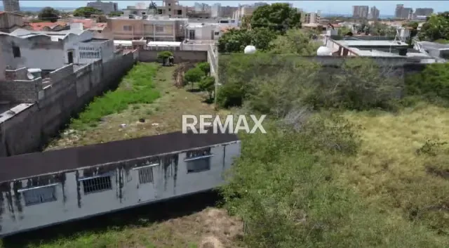 Gran oportunidad de inversión en la isla de Margarita Terreno en importante avenida en el sector Sabanamar. - 5
