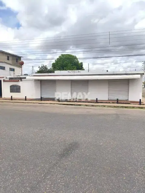 Casa Comercial Esquina en Av Winston Churchill , zona de alto tráfico Vehicular y Peatonal, Zona altamente Comercial