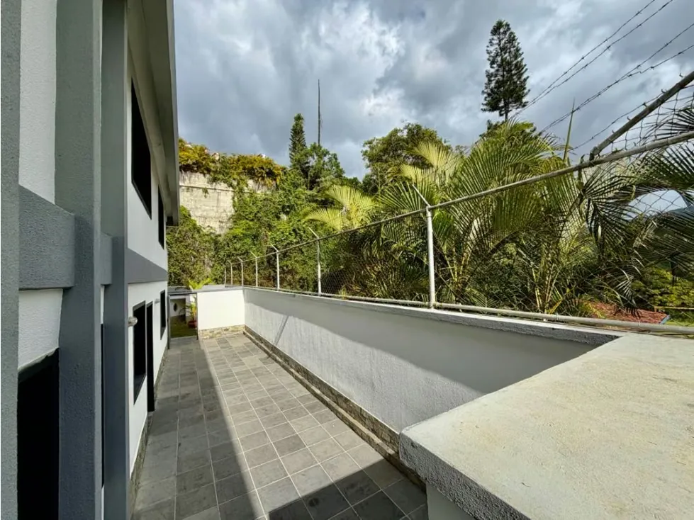 Se vende casa 650m2 5h+s/5b/4p Colinas de Tamanaco - 5