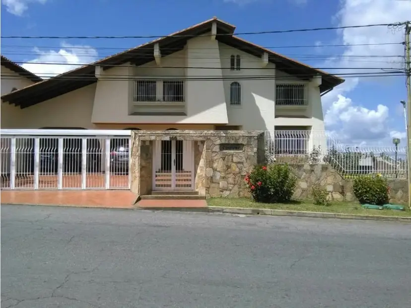 Vendo casa 1500m2 10h/8b/10p San Antonio de los Altos 4052