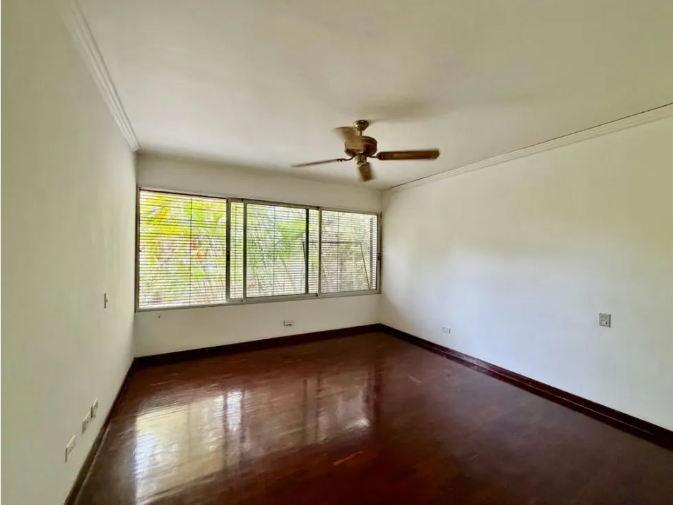 Se vende PB 300m2 + 300m2 jardín 3h+s/5b/4p Lomas de Las Mercedes - 12