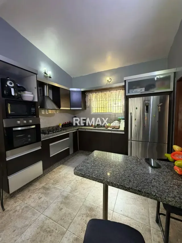 En Venta: Exclusiva Casa Granja con Vista Panorámica y Servicios Continuos – Vía Río Claro (Km 14)