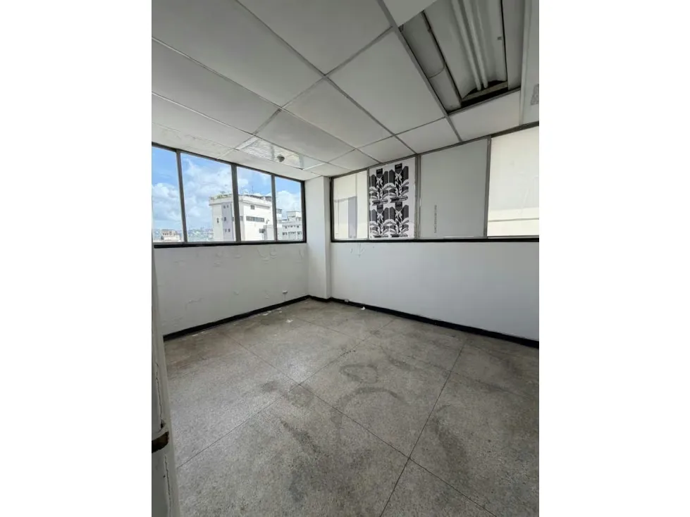 Se alquila Oficina 1300m² Los Caobos - 11