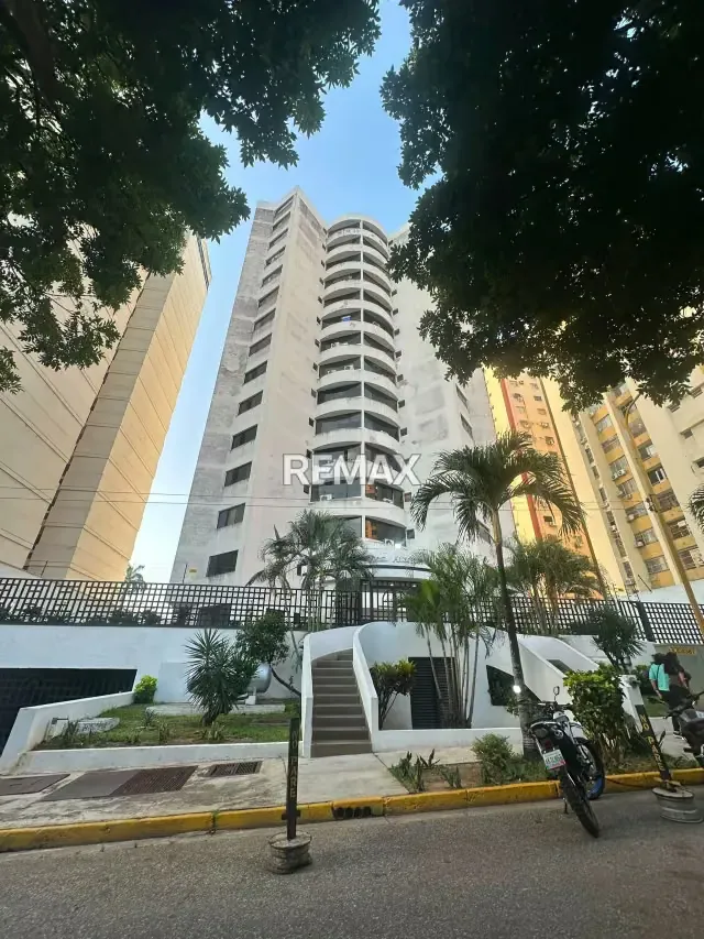 EN VENTA APARTAMENTO RES. ATAMAR URB. LAS CHIMENEAS - 2