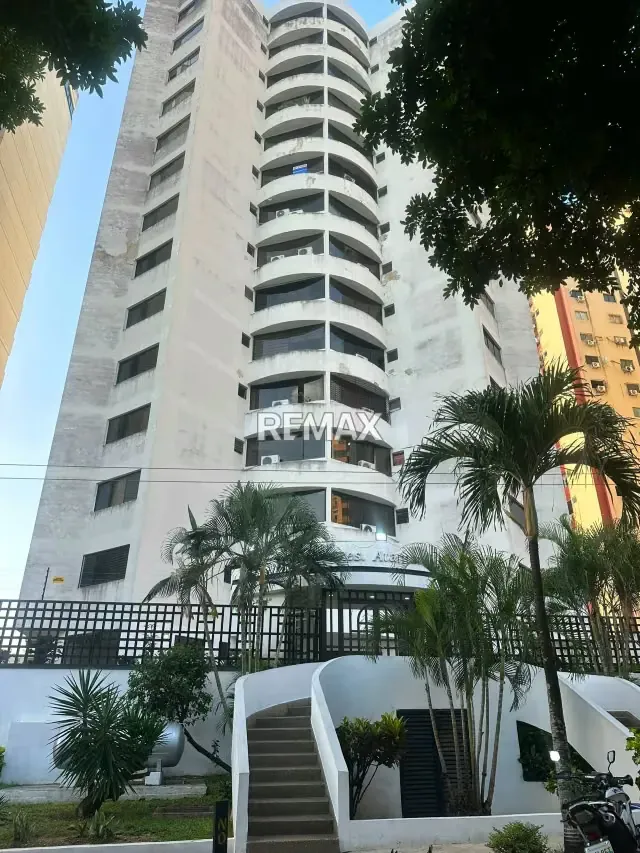EN VENTA APARTAMENTO RES. ATAMAR URB. LAS CHIMENEAS - 3