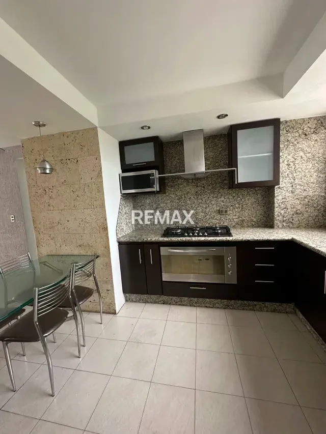 EN VENTA APARTAMENTO RES. ATAMAR URB. LAS CHIMENEAS - 7
