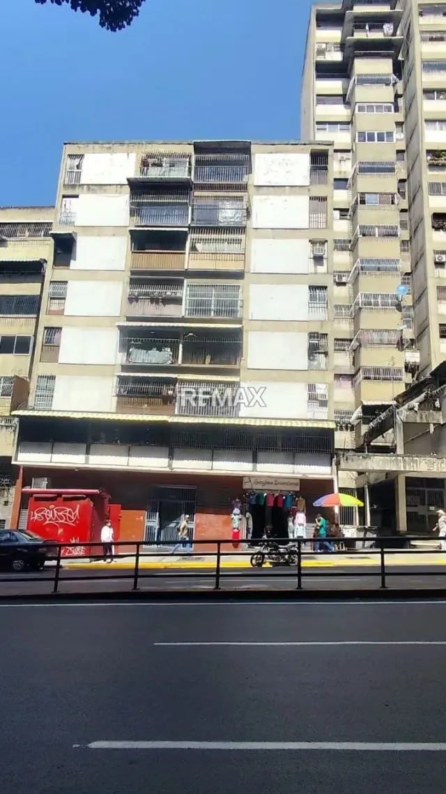 SE VENDE APARTAMENTO EN LA AV. BARALT