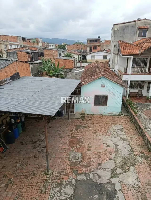 TERRENO EN BARRIO BOLÍVAR MAS CONSTRUCCIÓN.