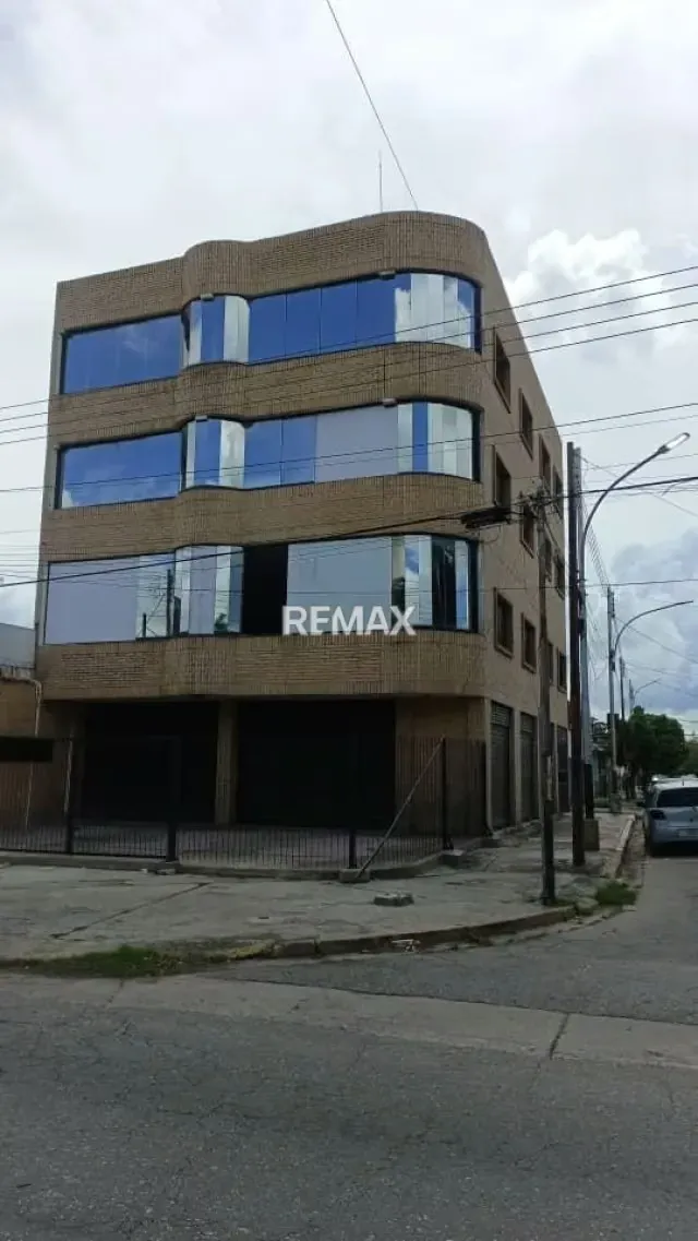 EN ALQUILER: Edificio Comercial Completo, Avenida Constitución, Maracay, Estado Aragua.