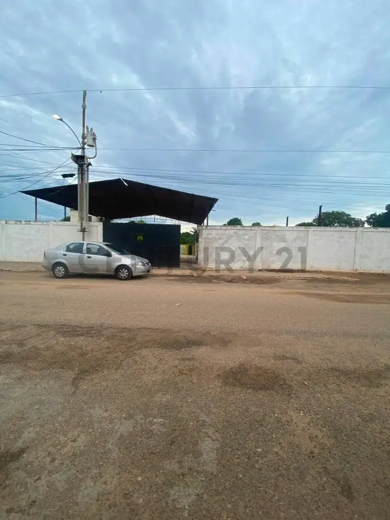 Se alquila terreno de 1200 m2 con galpon de 300 m2 en el Barrio Sur America