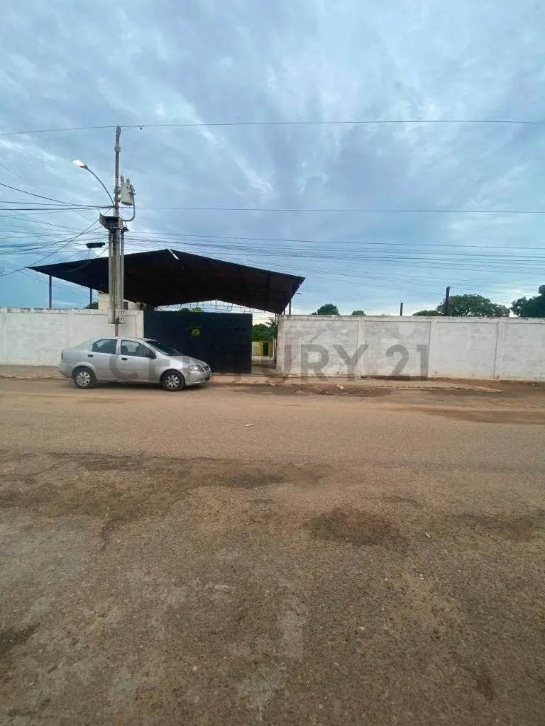 Se alquila terreno de 1200 m2 con galpon de 300 m2 en el Barrio Sur America