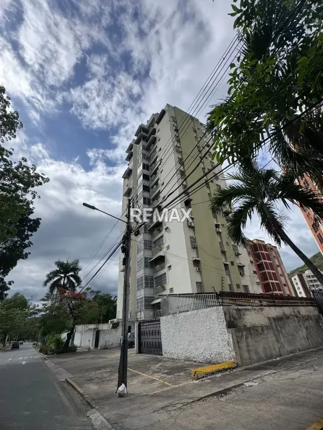 EN ALQUILER APARTAMENTO EN URB LOS CAOBOS