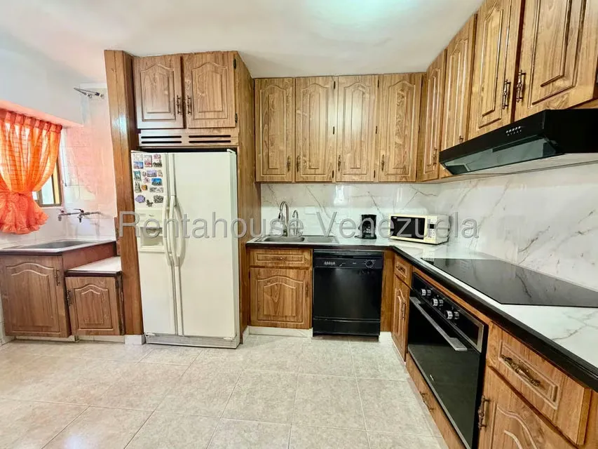 Apartamento (1 Nivel) en Alquiler en Los Palos Grandes, Distrito Metropolitano - 3