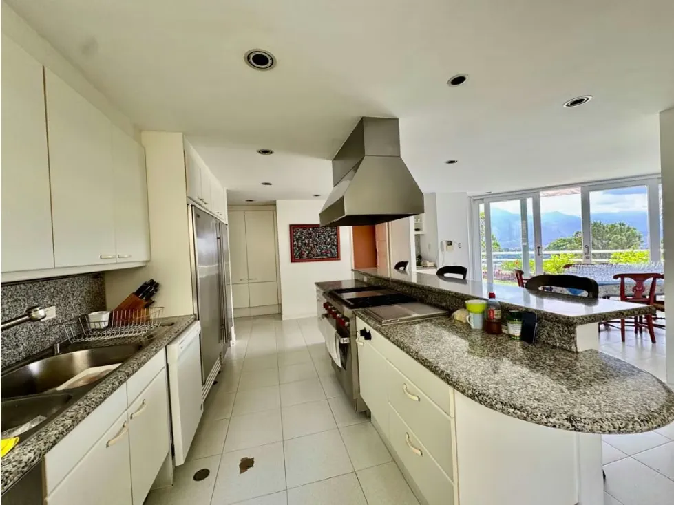 Se vende casa 1.100m2 5h+2s+2ch/10b/10p Cerro Verde - 16