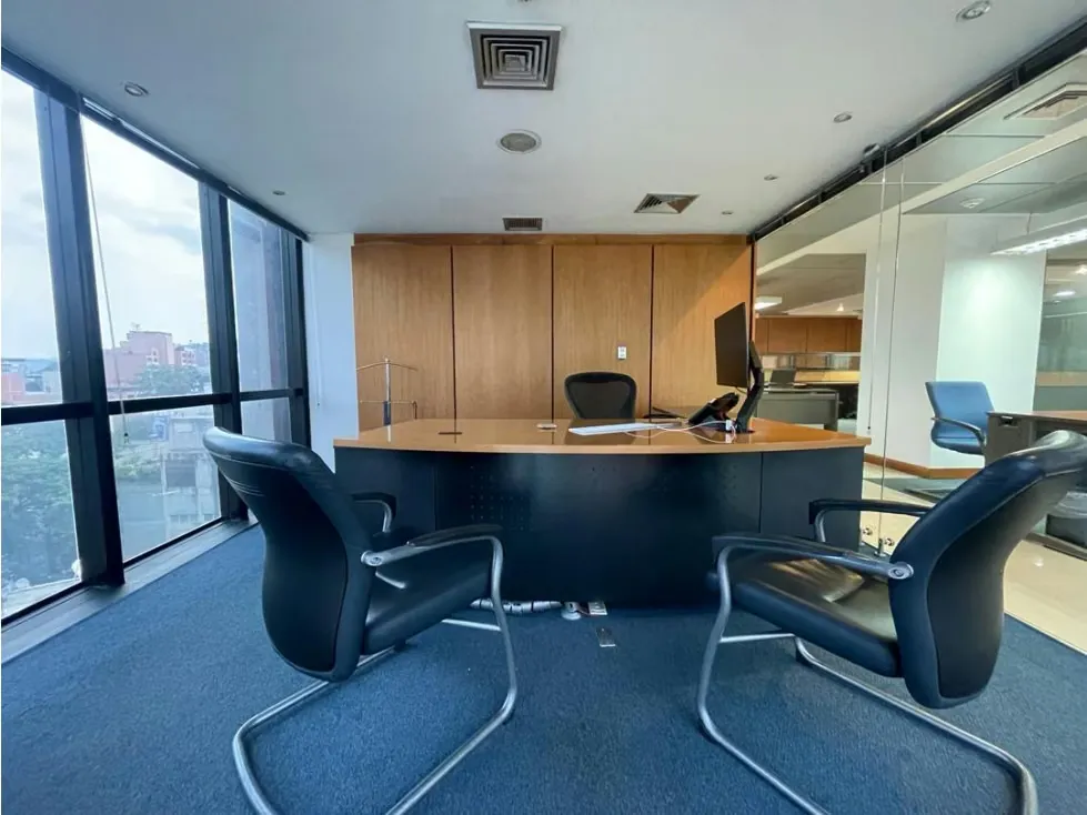 Se vende oficina 327m² 3b+6e Las Mercedes - 2