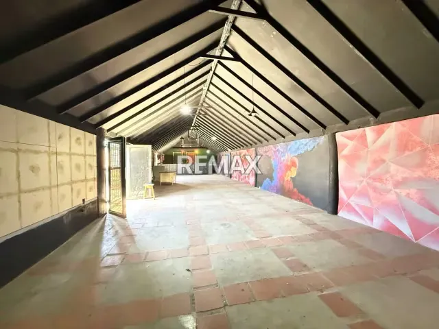 En venta local comercial. Av Ollarvides - 2