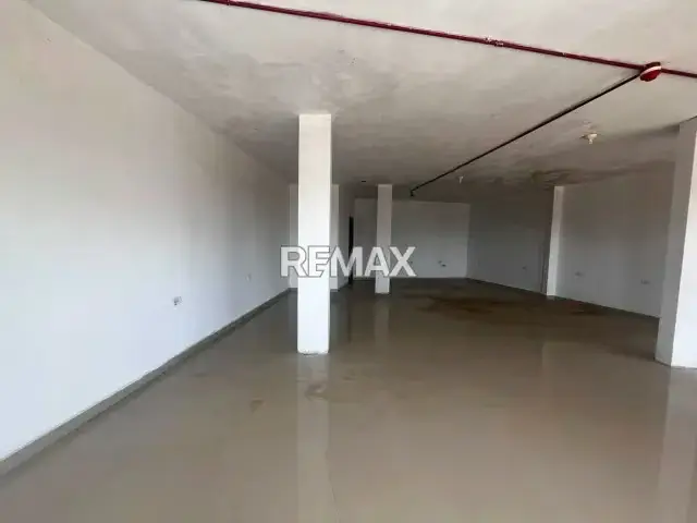 Local en Alquiler. C. C. Sector Pomona Av. Ppal. (Planta Alta L-02)