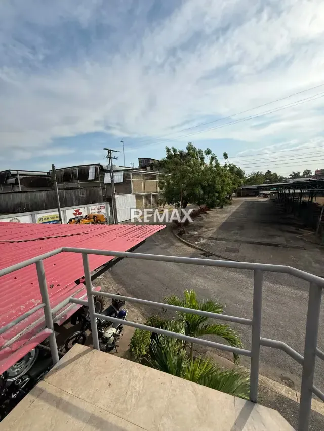 Se alquila Local en Avenida Alirio Ugarte Pelayo - 5