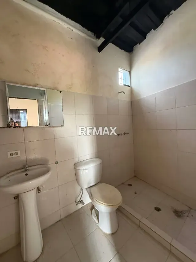 Se alquila Local en Avenida Alirio Ugarte Pelayo - 8