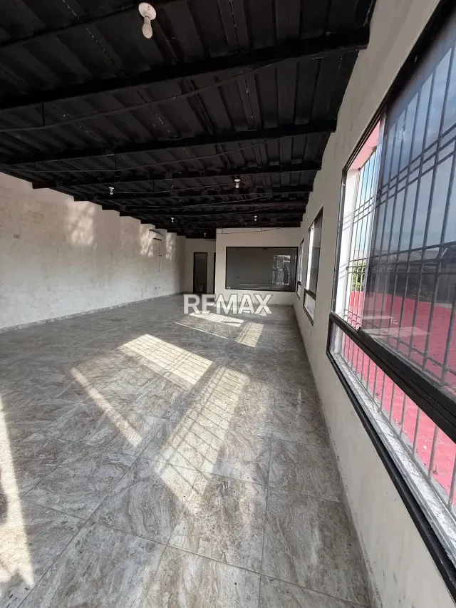 Se alquila Local en Avenida Alirio Ugarte Pelayo - 10