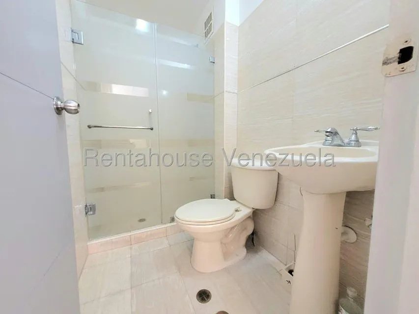 Apartamento (1 Nivel) en Alquiler en Ciudad Roca, Lara - 12