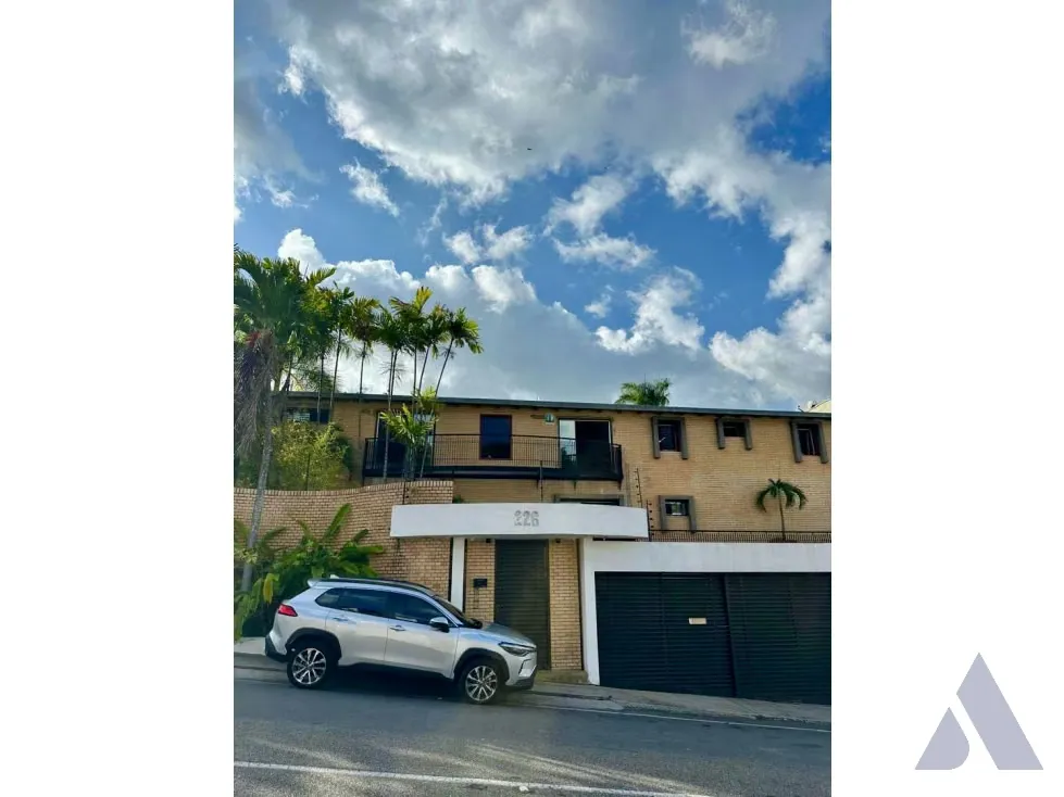 Alquilo casa 765m2 Cumbres de Curumo 2303