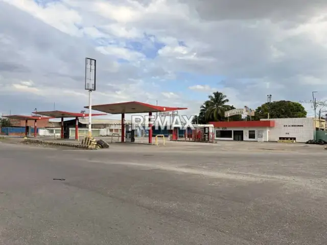 Terreno en venta en Valencia con estación de servicio, permisos vigentes y locales comerciales