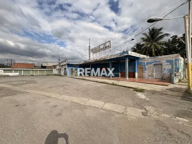 Terreno en venta en Valencia con estación de servicio, permisos vigentes y locales comerciales - 8