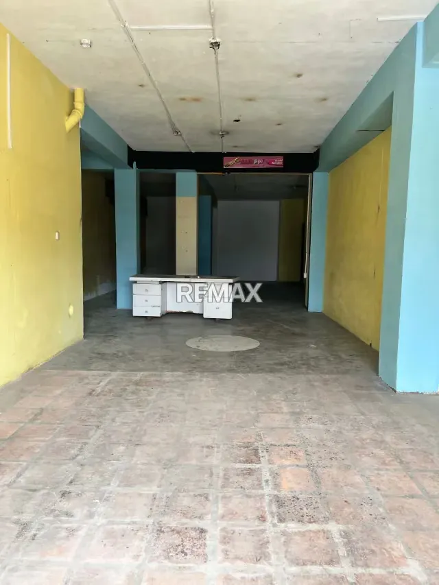 En alquiler local comercial a pie de calle 42 en zona repuestera! - 2
