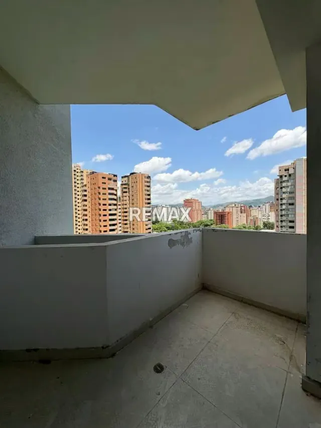 Apartamento 2 hab. La Trigaleña Alta obra blanca Res Roraima Piso 8 - 12