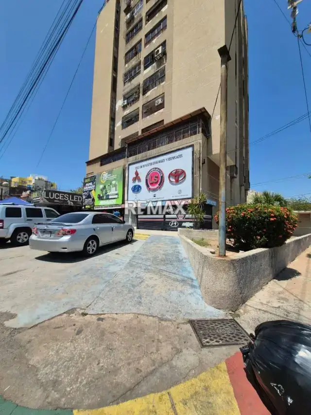 VENDE LOCAL COMERCIAL. EN ESQUINA